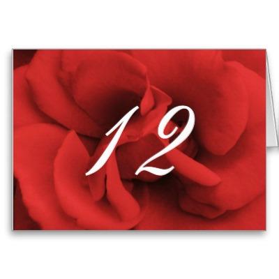 Foto Pétalos color de rosa rojos que casan números de l Tarjeton