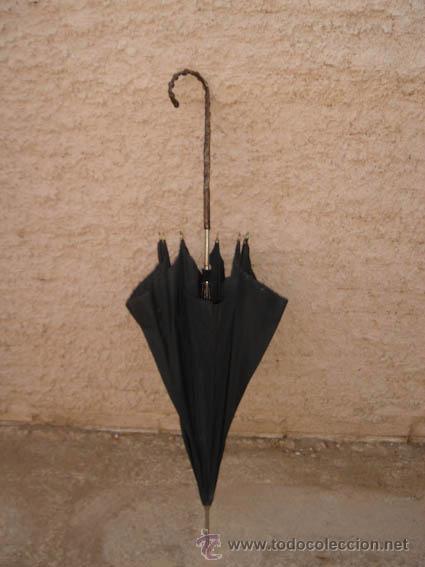 Foto paraguas de mujer, lona negra y mango muy decorado, ideal para ve