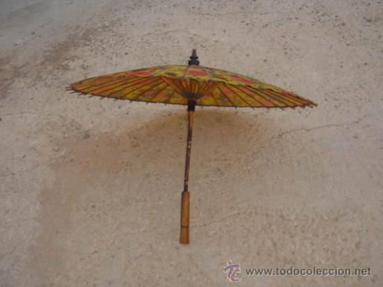 Foto paraguas de mujer, oriental muy antiguo con mango y estructura in