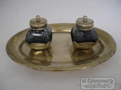 Foto pareja de tinteros. metal y cristal tallado rueda. bandeja. años 40