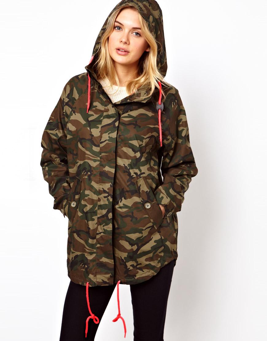 Foto Parka con estampado de camuflaje y detalles flúor de Vila Hiedra