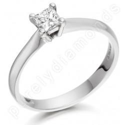 Foto PD116PL - Platinum ring with a princess diamond in a 4-claw setting