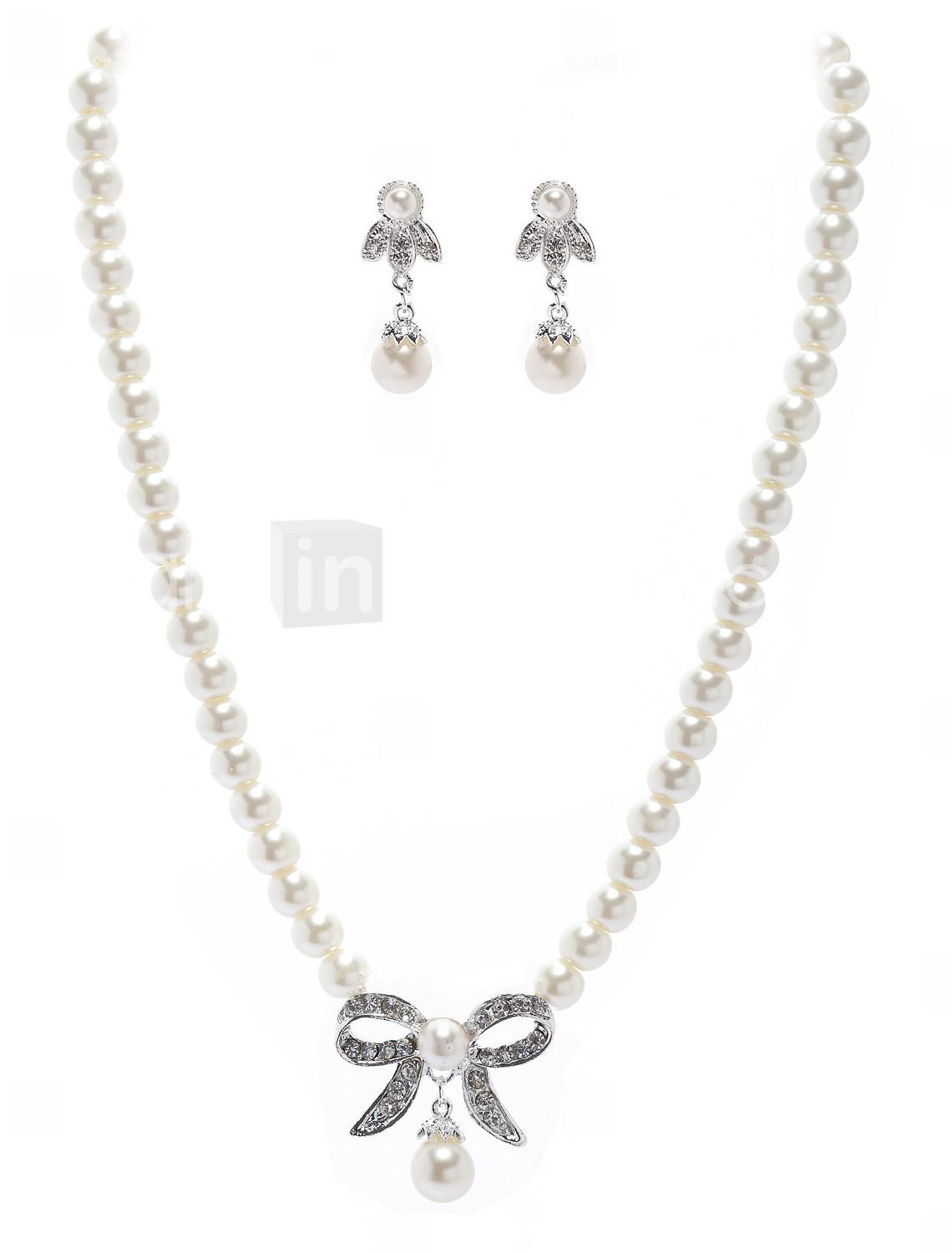 Foto perla con collar de diamantes de imitación de proa y aretes
