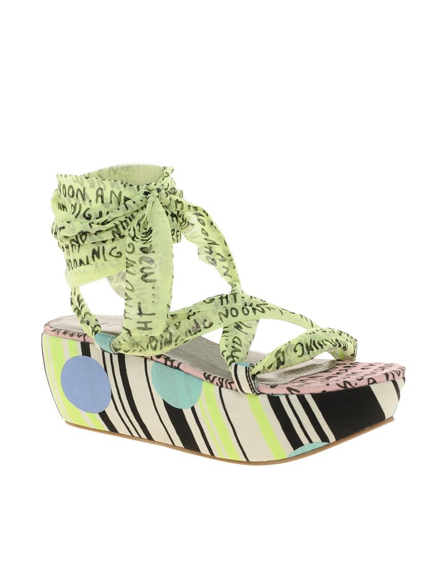 Foto Plataformas planas con lazo tipo fular estampado BRAVO de ASOS BLAC...