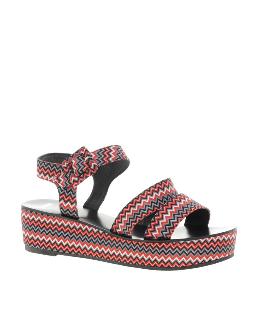 Foto Plataformas planas VINNIE de ASOS Estampado geométrico