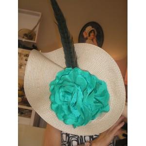 Foto Plato con flor verde y pluma