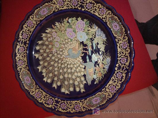 Foto plato de porcelana china con motivos dorados