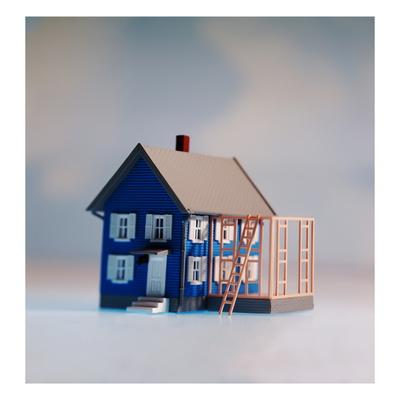 Foto Premium Poster Blue House With Addition Being Built de Pop Ink - CSA Images, 41x41 in.