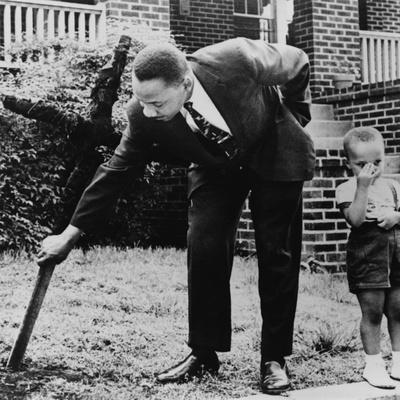 Foto Premium Poster Martin Luther King, Removes a KKK Cross from His Lawn, Atlanta, 1960, 41x41 in.
