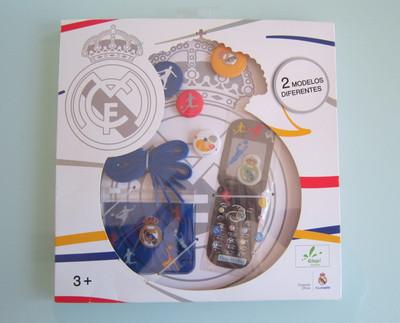 Foto Producto Oficial Real Madrid - Blíster Escudo Chapas Pegatinas Cordones Estuche