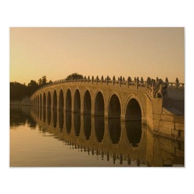 Foto Puente de diecisiete arcos en el lago kunming en P Posters