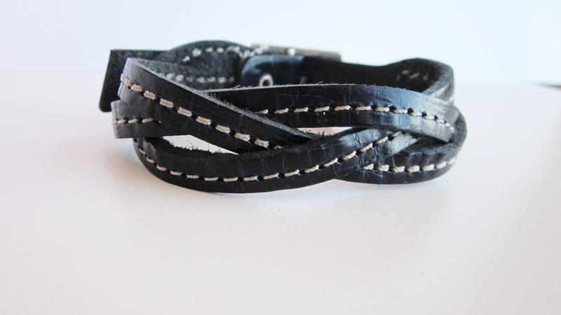 Foto Pulsera  AZUL OSCURO  de cuero  trenzado.