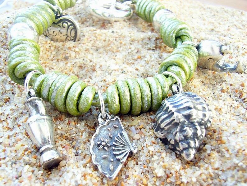 Foto Pulsera Bequia Cuero y charms.