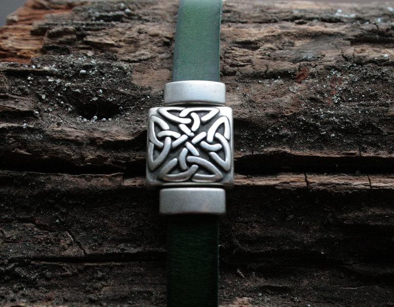 Foto Pulsera estilo celta en cuero verde y zamak