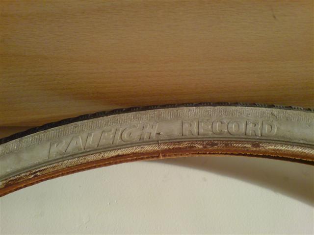 Foto Raleigh Registro de la pared blanca bicicletas de los neumáticos de 26