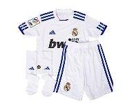 Foto Real Madrid Kit 2010/11 . Niños Camiseta , pantalon y medias.