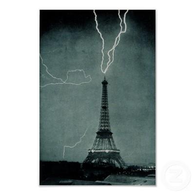 Foto Relámpago que pega la torre Eiffel, París Francia Posters