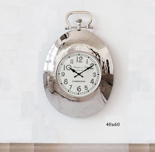 Foto Reloj de bolsillo gigante