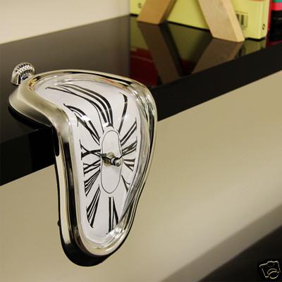 Foto Reloj Derretido De Inspiración Dali, Melting Clock  Sobremesa, Thumbs Up