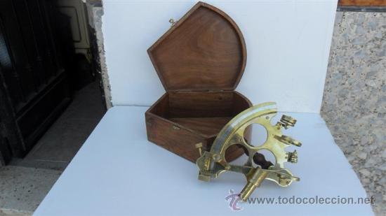Foto replica de sextante grande con su caja