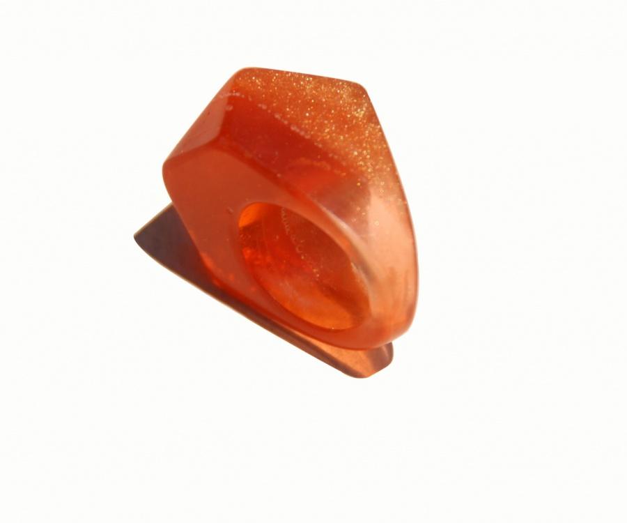 Foto Resin ring bright orange with gold glitter dust