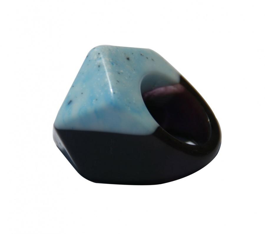 Foto Resin ring in deep purple and powder blue with grit finish at top