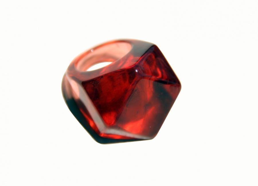 Foto Resin ring in red with light marbles of black
