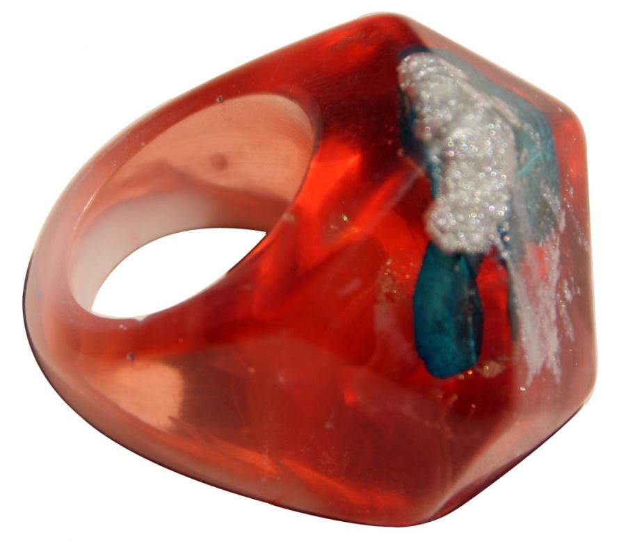 Foto Resin ring with aqua flower in red with silver dust