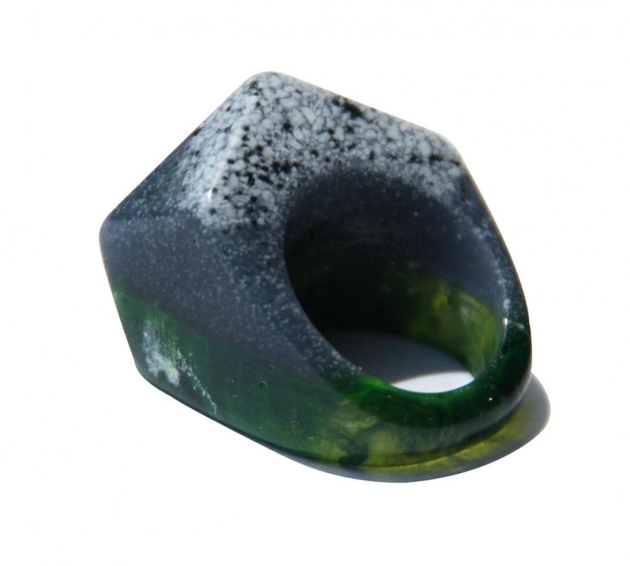 Foto Resin ring with landscapes of silver, grey grit and green