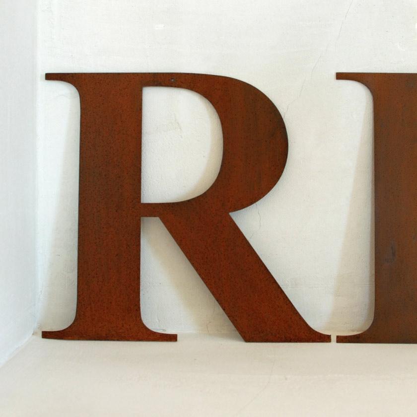 Foto REVE rusted metal letters