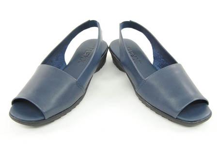 Foto sandalia azul estilo deportiva