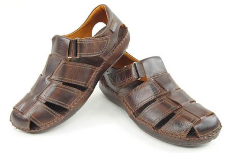 Foto sandalia cerrada de piel marrón pikolinos