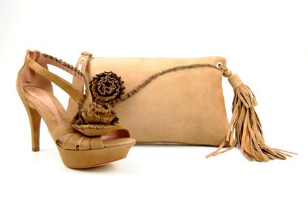 Foto SANDALIA DE ANTE BEIGE CON BOLSO A JUEGO