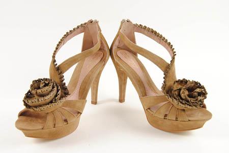 Foto sandalia de ante beige con volantes y flor