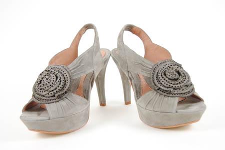 Foto sandalia de ante gris con flor