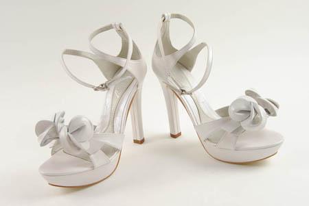 Foto sandalia de piel beige con flor