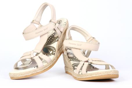 Foto sandalia de piel beige con velcro