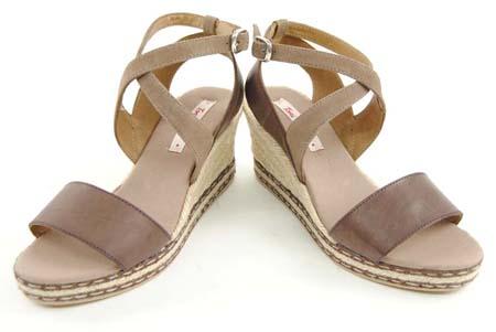 Foto sandalia de piel marrón con esparto