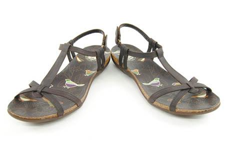Foto sandalia de piel marrón con tiras