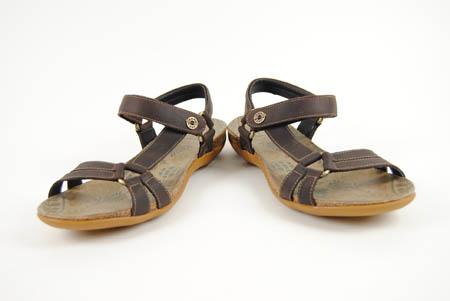 Foto sandalia de piel marrón con tiras
