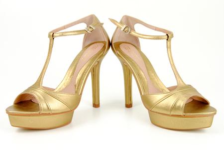 Foto sandalia de piel metalizada color oro