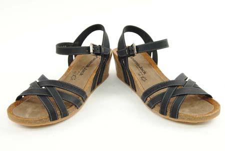 Foto sandalia de piel negra con cuña de corcho