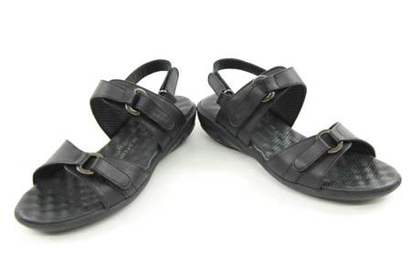 Foto sandalia de piel negra con velcro