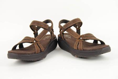 Foto sandalia deportiva de piel marrón