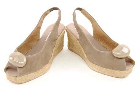 Foto sandalia nobuck taupe con piedra