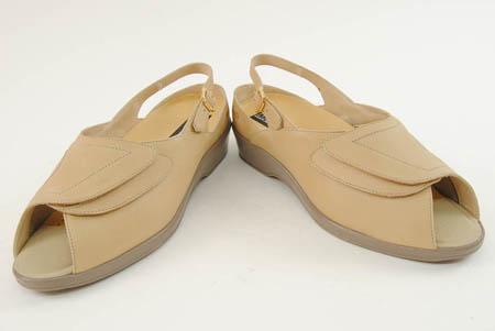 Foto sandalia ortopédica beige de piel con cuña baja