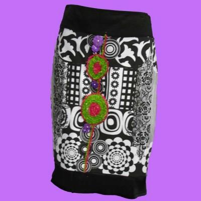 Foto Savage culture: falda negra estampada con relieve y pasamaneria