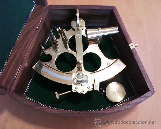 Foto sextante de laton en su caja