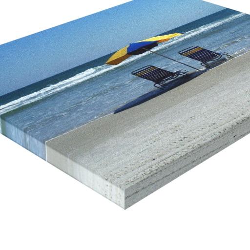 Foto Sillas de playa en la línea de la playa Impresion De Lienzo