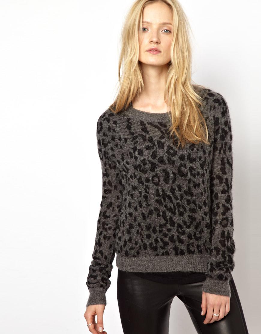 Foto Suéter de leopardo con detalle de cremallera en gris de The Koople...
